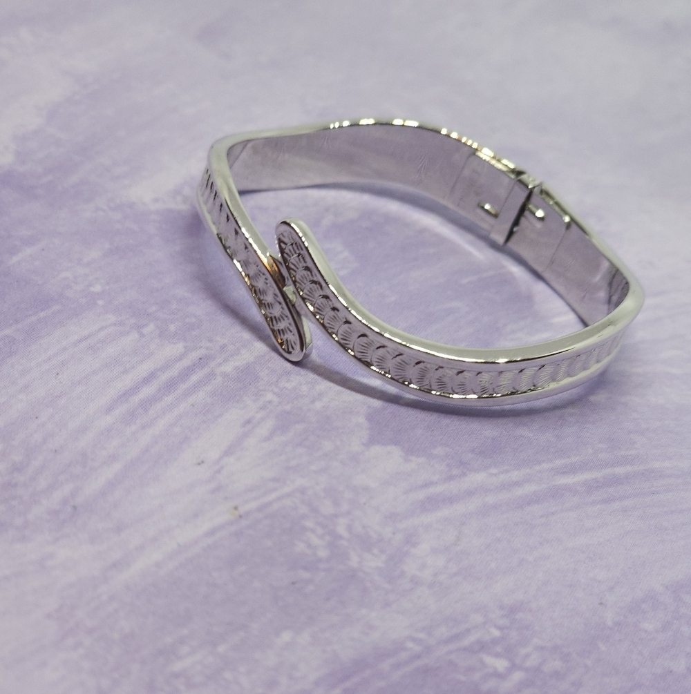 👍5 For $20 Monet 1980's Silver Tone Clamper Bangle Etched "Fish Scales